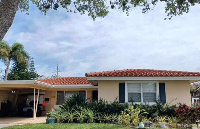 Beautiful 3/2 House in quiet neighborhood - 528 Southeast 13th Avenue, Deerfield Beach, FL 33441