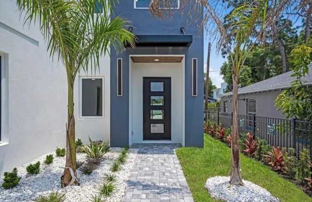 Bold Sarasota Bay Luxury Custom Home, 5 beds/4 baths, Private pool. Gallery 3