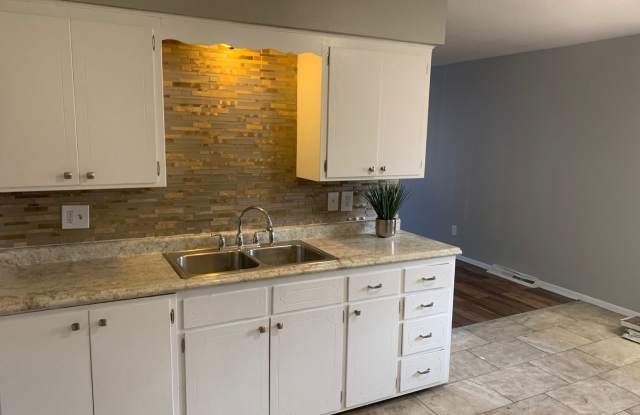 Stunning 3 Bedroom 2 Bathroom Townhome in Robbinsdale! - 3131 Grimes Avenue North, Robbinsdale, MN 55422