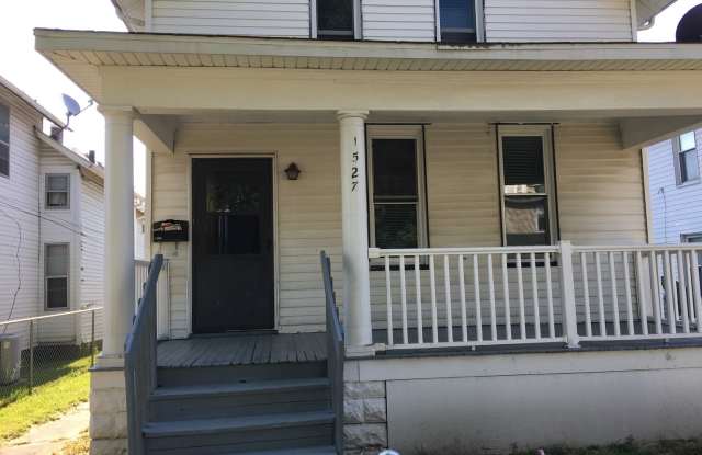 3 Bedroom House with 1 3/4 bathrooms and small fenced yard photos photos
