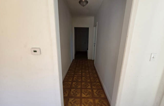 Lower 3 bedroom unit on west side Gallery 4