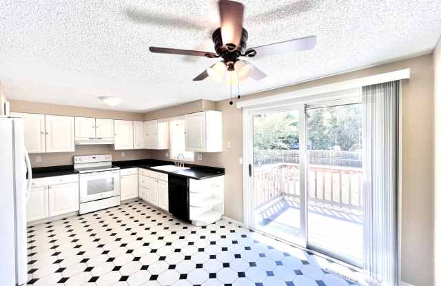 Large 3 Bedroom, 2 Bathroom Home With Attached 2 Car Garage in the Thompson Valley School District in Loveland, CO photos photos Large 3 Bedroom, 2 Bathroom Home With Attached 2 Car Garage in the Thompson Valley School District in Loveland, CO photos photos