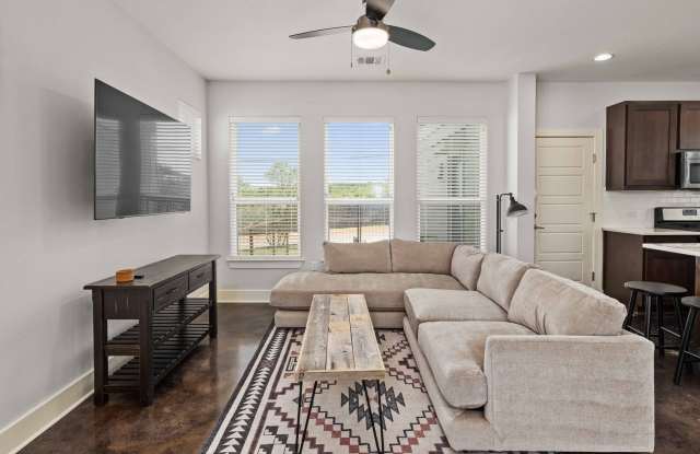 Modern condo, great location, fully Furnished! Gallery 3