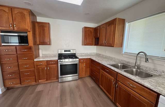 Beautiful home for rent in Pleasant Grove Gallery 4