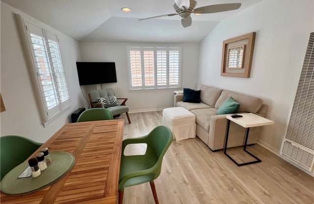 207 Emerald Avenue - 207 Emerald Avenue, Newport Beach, CA 92662