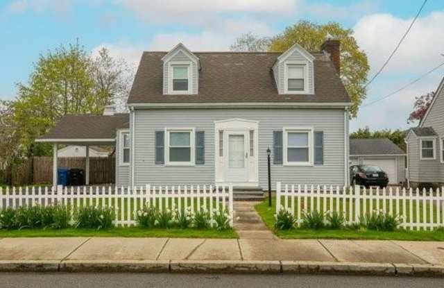 94 Eustis Avenue - 94 Eustis Avenue, Newport, RI 02840