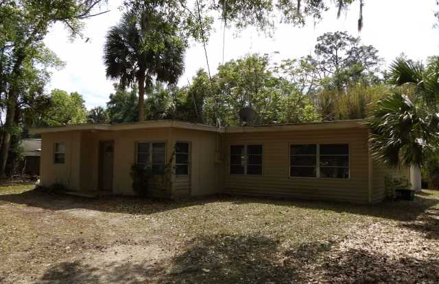 Orange City 3 Bedrooms 2 Bath 900 SQ FT Call Carole Arcaro 386-216-4900 photos photos