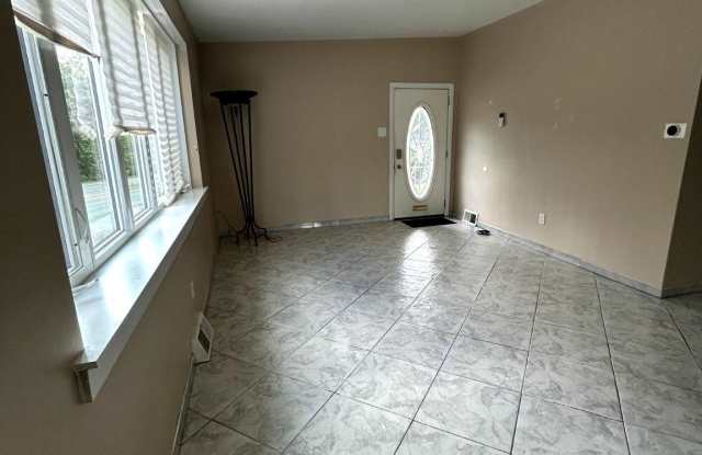 7002 HENRY Avenue Gallery 2