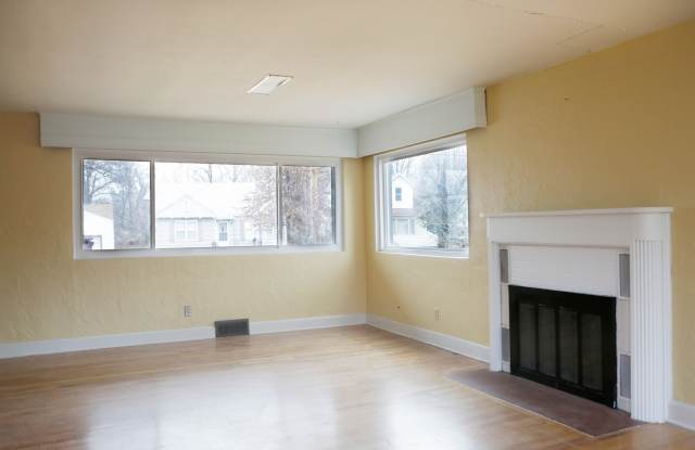 Walking distance of downtown, next door to Again St. Park! Gallery 4