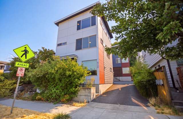 Well-located 2 bed 2 bath townhome in North Delridge with parking photos photos