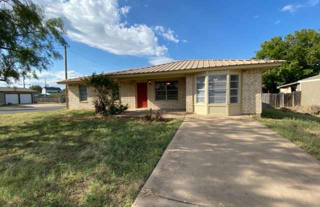 NEWLY UPDATED HOUSE! Spacious 4 bedroom 2 Bath Home! Gallery 3