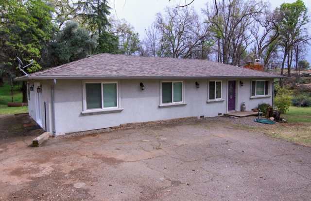 Open Floor Plan and Spa Tub in Paradise! - 5318 Scottwood Road, Paradise, CA 95969