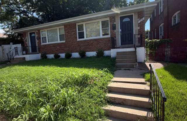 Charming 2-Bedroom First-Floor Apartment with Basement Gallery 1