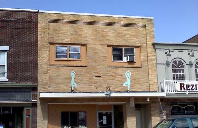726 1/2 E 2nd Street Gallery 1