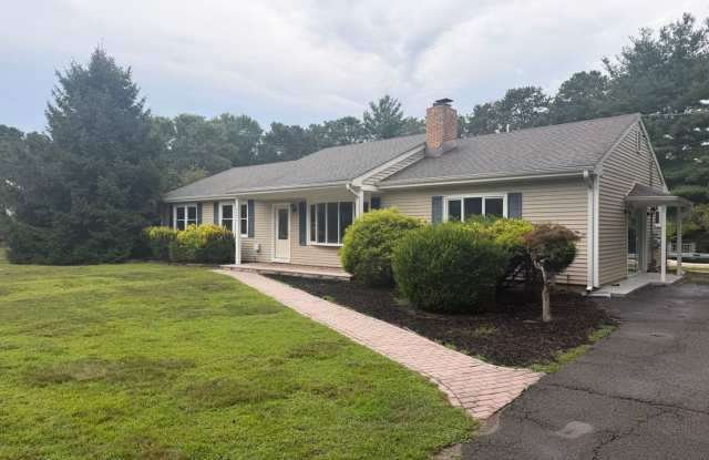 Spacious 3-Bedroom Ranch Home with in ground pool! Gallery 1
