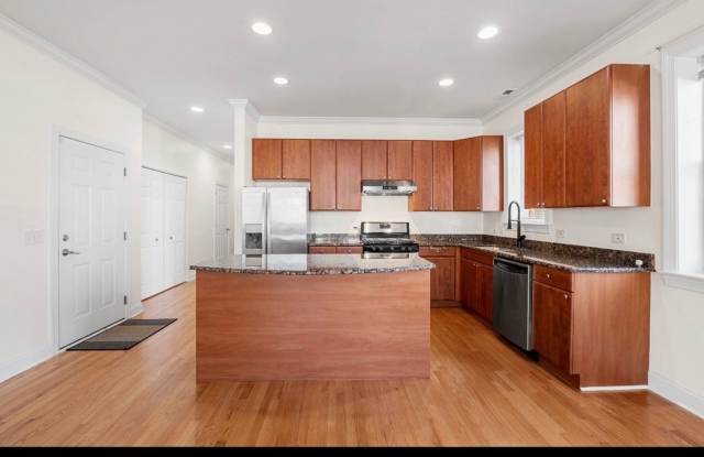 Charming 2BR Condo in Elmwood Park Gallery 4