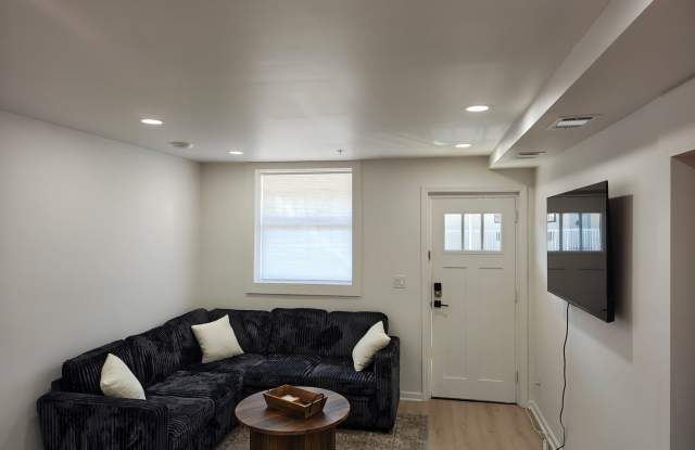 Beautifully Remodeled 3 Bedroom, 3 Bath Condo Near the University of Alabama! Gallery 4