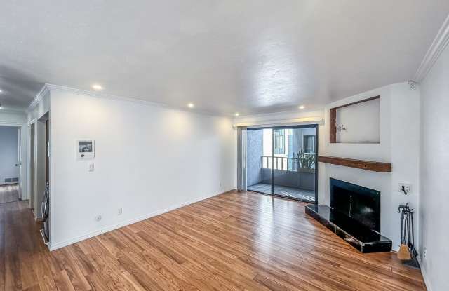 Beautiful Light and Bright 2BD/2BA W/ Private Balcony and In-Unit Laundry in Point Loma! photos photos