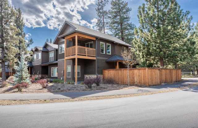 Pristine 2-bd/2-bath Townhome on Corner Lot in Sisters, OR! photos photos