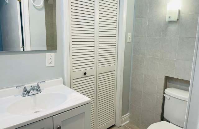 1617 W Superior Street unit: 1R Gallery 2