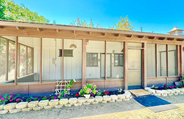 Darling Fully Furnished Guest Home Unit with screened in Porch, on a Lovely Country Property! photos photos