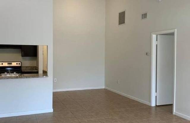 2714 N Nob Hill Road Gallery 2