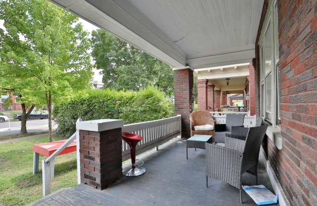 GREAT OSU SOUTH CAMPUS LOCATION - Ridiculously Nice back deck and off-street parking for everyone Gallery 3
