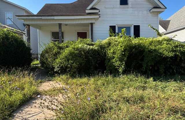 Spacious clean 5 bedroom 2 full bath home available now photos photos