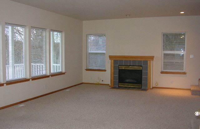 21740 Seacrest Ave NE Gallery 4
