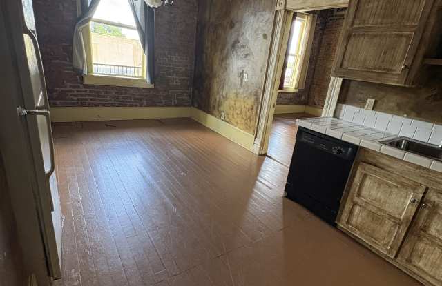 131 Gallatin Street - 2 Gallery 1