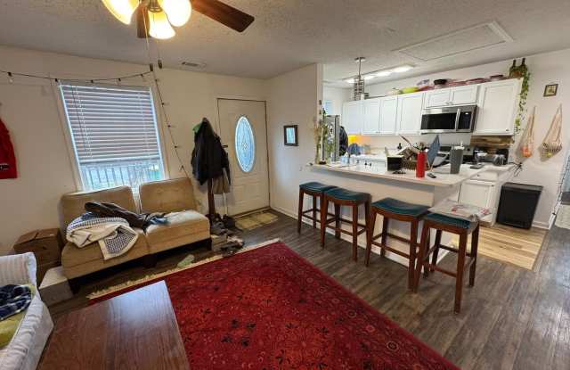 Charming 3 bed/2bath Cottage! Gallery 3