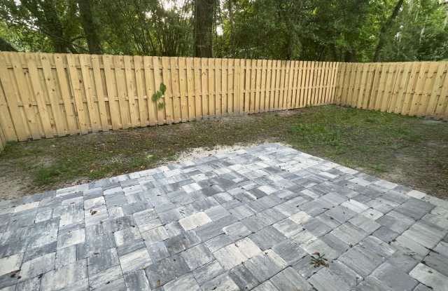 Welcome to this beautifully remodeled 2-bedroom duplex located in Alachua, conveniently situated within a 5-minute drive of I-75, Alachua's city center, and US Hwy 441 photos photos