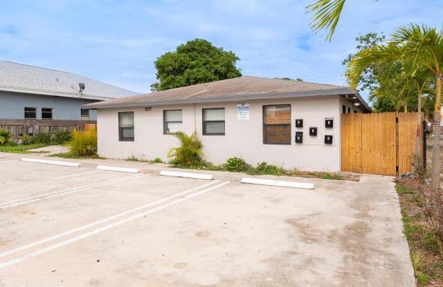 1009 9th Street unit: 4 photos photos