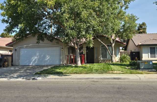 3 Bedroom 2 Bath available soon - 948 West Ambassador Drive, Hanford, CA 93230
