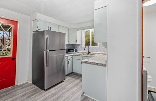 Gorgeous 3 bedroom home in Clairton available now! - 515 3rd Street, Clairton, PA 15025