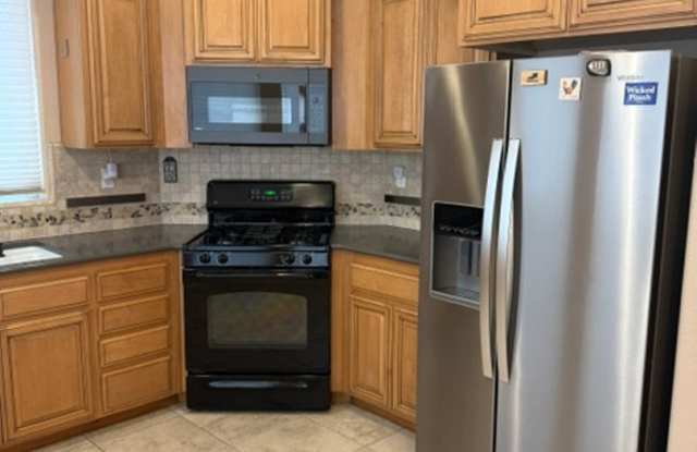 Super clean home in Westshore Lakeside Community! Gallery 3