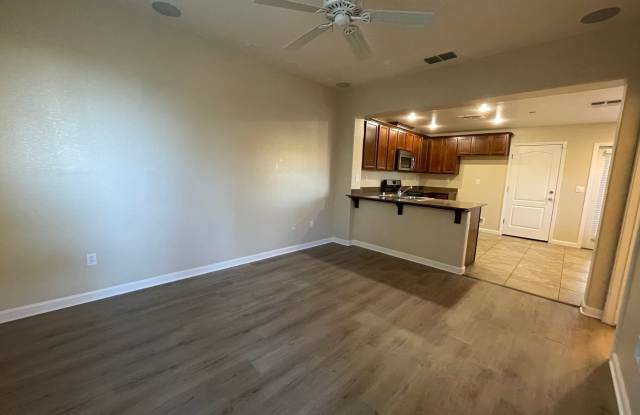 Beautifully Updated 3BD/2.5BA Townhouse in Citrus Heights! Gallery 4
