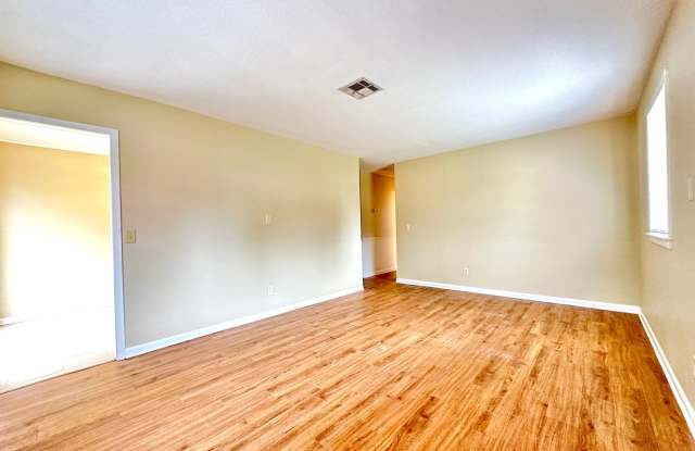 Newly renovated, 1 block from Troy U campus Gallery 4