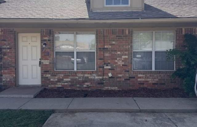 2 bed one bath spacious duplex in Mustang! photos photos