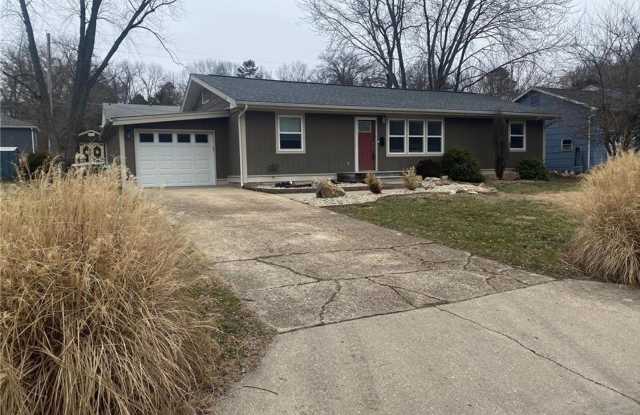 Adorable 3 bedroom 2 bath with a fenced back yard photos photos