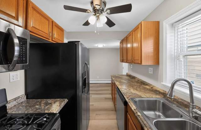 Spacious Townhome with driveway Gallery 4