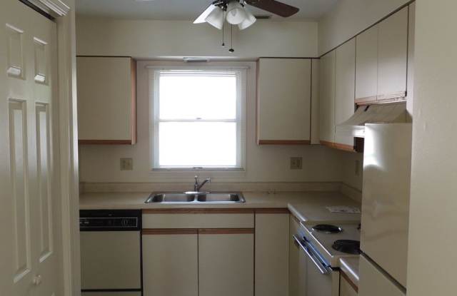 Braemar Townhomes Large 3 Bedroom w/ garage Gallery 4