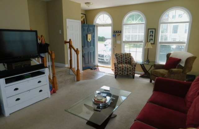 Charming 2br/2.5ba, Exc Raleigh location! Available Now! Gallery 4