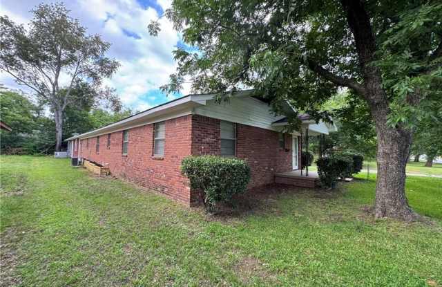 Discover a conveniently located 3-bedroom, 2-bathroom house in Russellville, AR Gallery 3