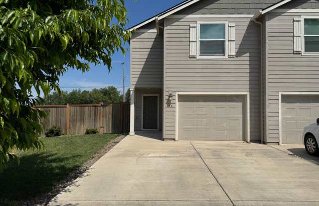 Quiet 3 bedroom/2.5 bathroom duplex! Gallery 1