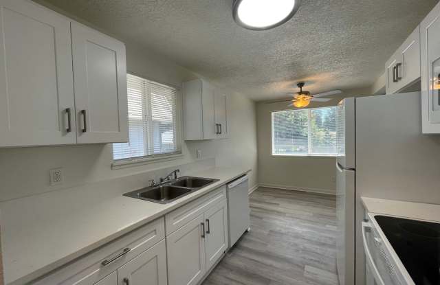 Spacious 2 Bed 1.5 Bath Apartment in Gresham - Newly Renovated w/ Washer  Dryer! photos photos