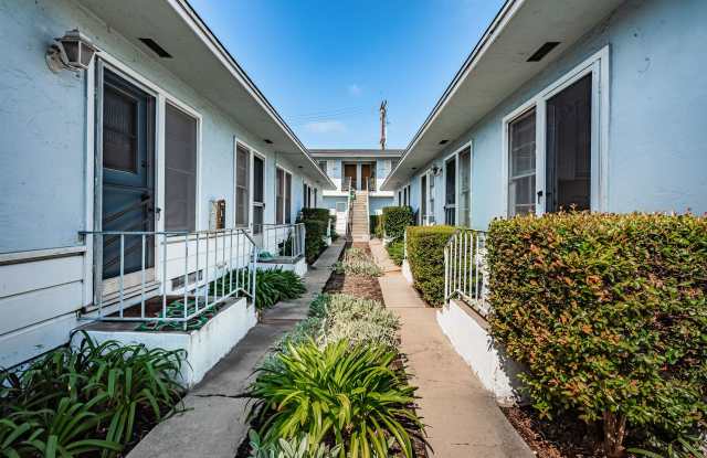 Charming Cottage-Style Apartment with Lush Rose Gardens in University Heights, San Diego Gallery 1