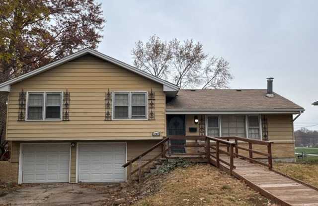 AVAILABLE NOW!! Move-In Before It Gets Too Cold! ❄️ - 8308 East 85 Street, Raytown, MO 64138