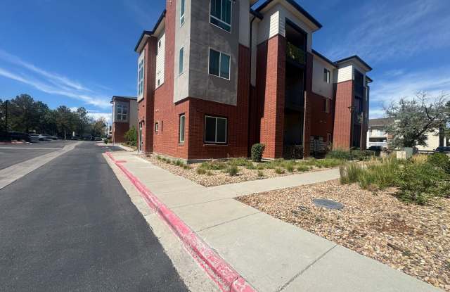 Contemporary 2 Bedroom Condo in the Heart of Aurora Gallery 3