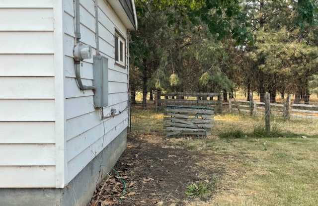 Rural Living & Pet Friendly! Gallery 3